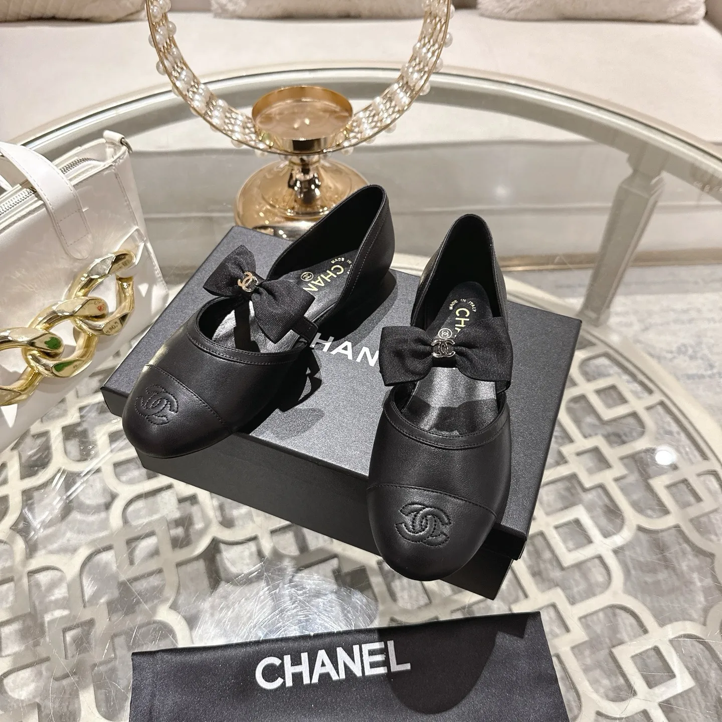 👟👟Ex-factory price 560👟👟 Leather surface [purchasing-grade quality] CHANEL Xiaoxiang 25/A new summer bow-tie shoes 💃 This pair of loafers is really breathtakingly beautiful! Made of cowhide fabric + imported mesh, every detail exudes a sense of high-end ~ classic bow design, Italian genuine leather sole, comfortable and classy on the feet, a perfect must-have for fairies!  🌟 All counters are from the same source! All materials are customized according to the original 1:1, and are developed and patterned from genuine products. The quality is absolutely assured ~ a classic that must be bought every year, a versatile artifact that looks great whether paired with skirts or jeans!  💖 The perfect finishing touch for summer outfits, sisters, just do it! 👉 Fabric: Imported sheepskin Lining: Imported sheepskin Outsole: Private molded outsole Code number: 35-40 (41 customized, non-returnable) Leather surface